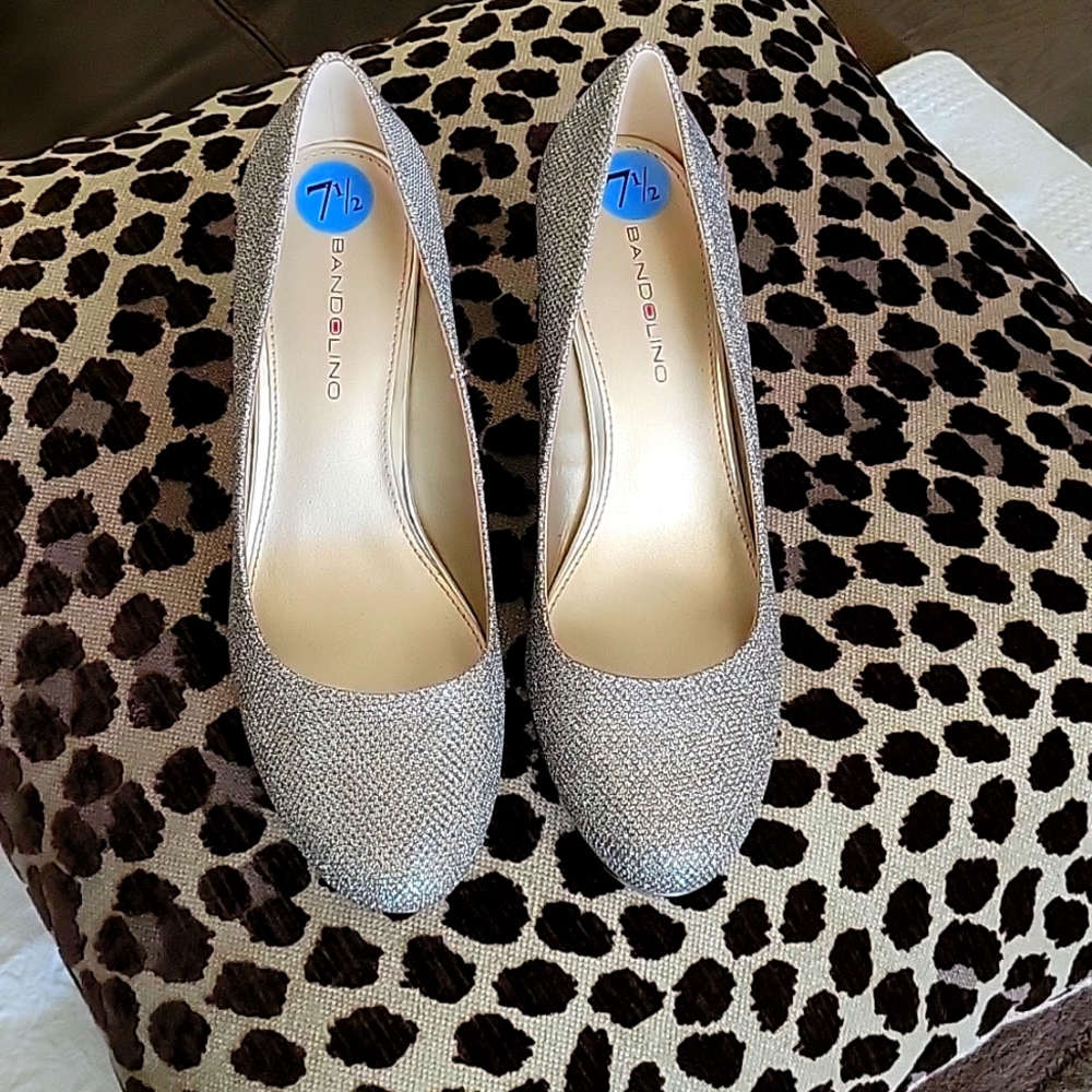 NWOT Bandolino Sz 7 1/2 Silver Rhinestone design pumps